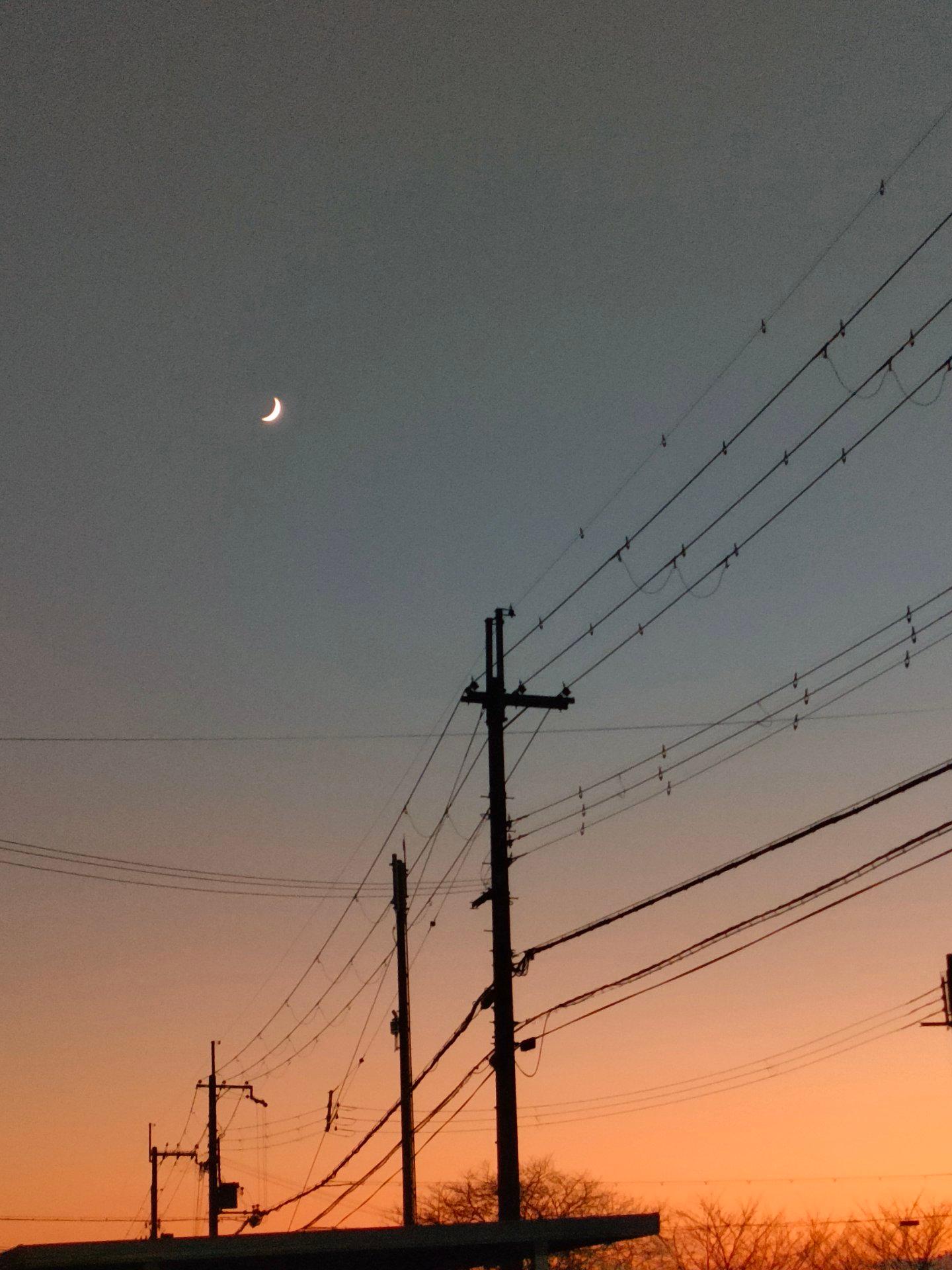 ＜いまの天気＞晴れ「外気１３度無風お月様と夕焼け小焼け