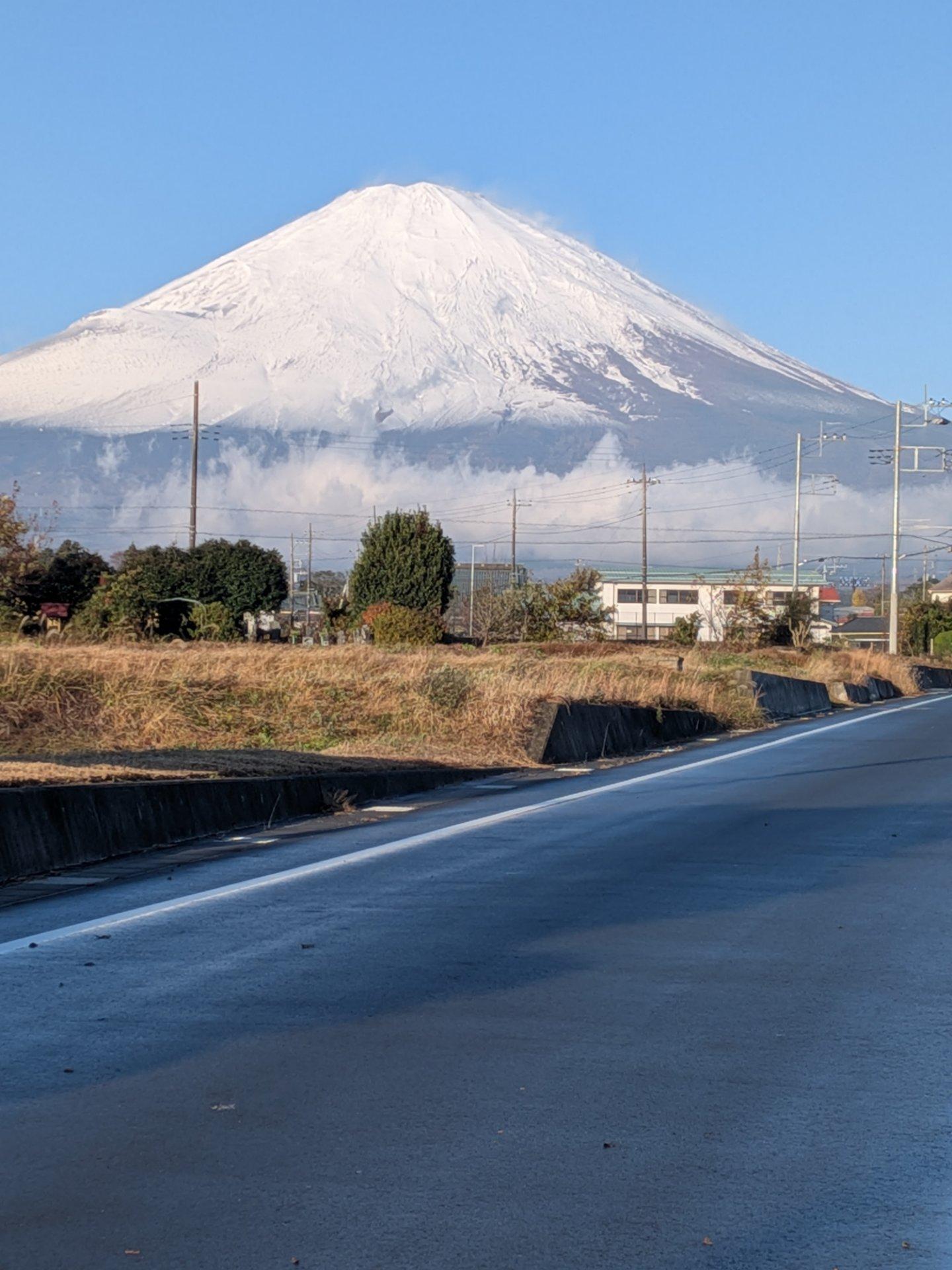 真っ青な空！白い雪の富士山！気持ちよい週末！