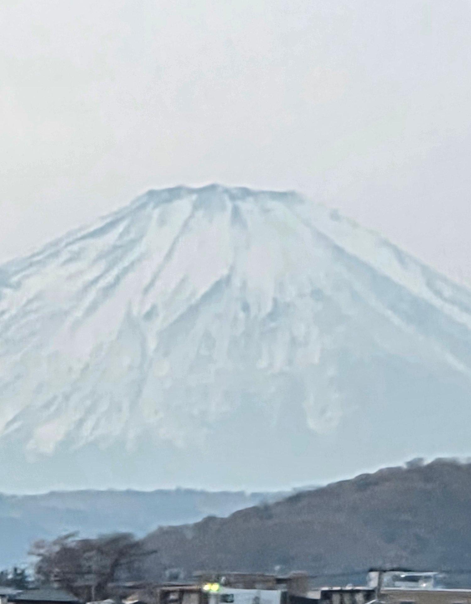 日没近くの富士山🗻、西へ向かう長い飛行機✈️雲の残像が幾つも見えてましたよ