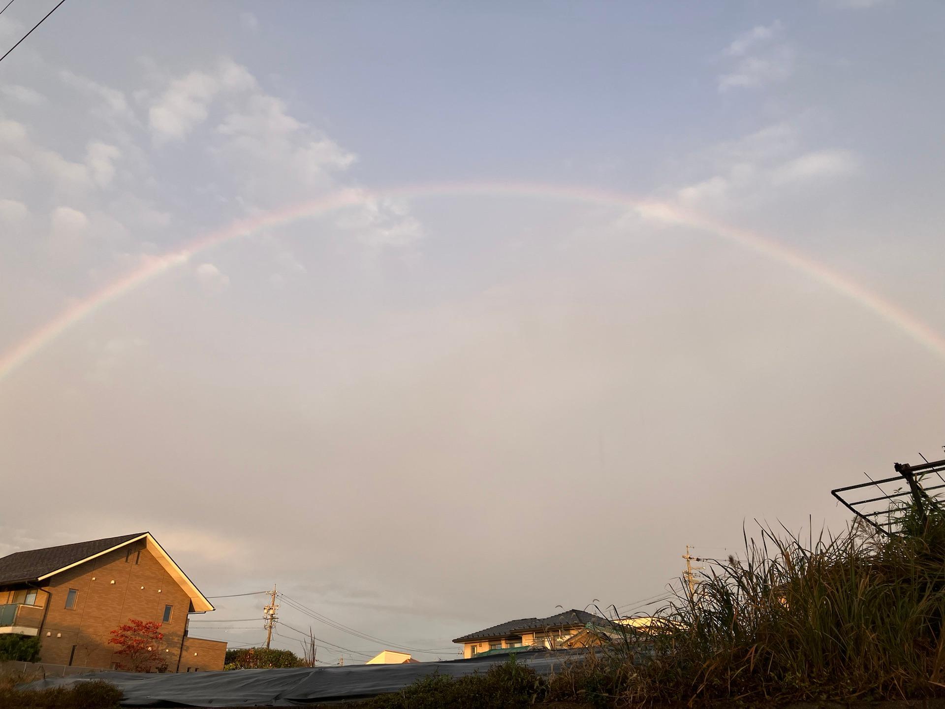 雨も降ってるけど虹が出てた。