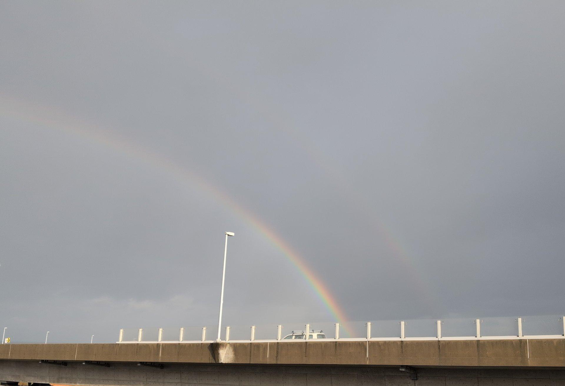 うっすらだけど、ダブルレインボー🌈