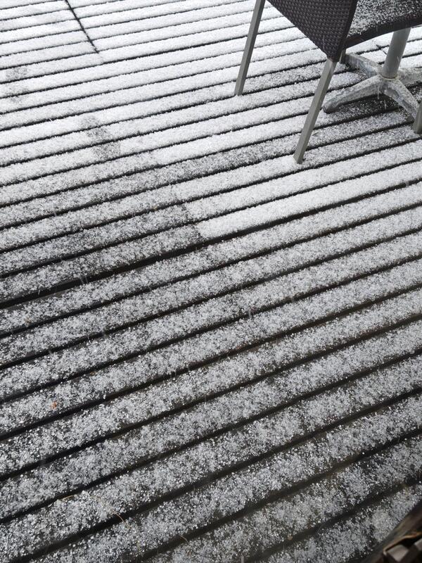 ウッドデッキが雪化粧してシュトーレンみたいw<br />朝早く家を出た人たちお疲れ様<br />お陰で道路ガラガラで出勤もスイスイだった◎