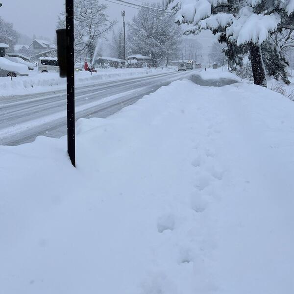歩道は除雪車入ってないよ<br />気をつけて