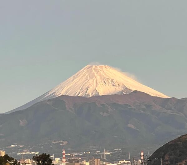 日の出前ですがお色直しをした富士山がよく見えます。空気は冷えてますがブルッ！とする寒さではありません。今日は良い日‼️