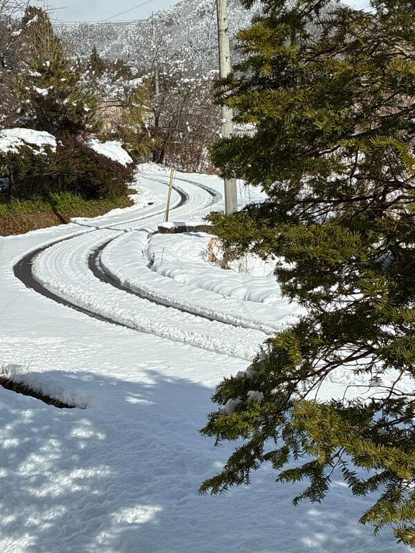 晴れてます！気温3度。道路の雪多過ぎてなかなか解けない。