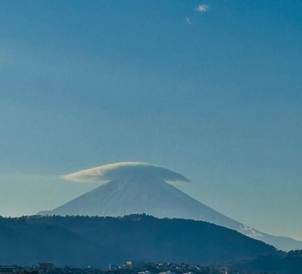 風が強くなっていて、富士山の上に笠雲がでている。天気下降かな？