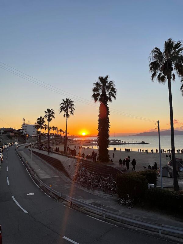 🍙初日の出。今年はとても大きく綺麗な太陽。皆様の一年が素晴らしいものとなりますように。本年もよろしくお願いします🐦‍⬛