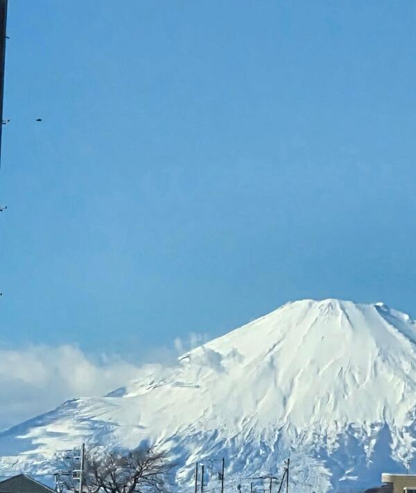 快晴☀、真っ白に雪を被った富士山🗻が綺麗に見えてる