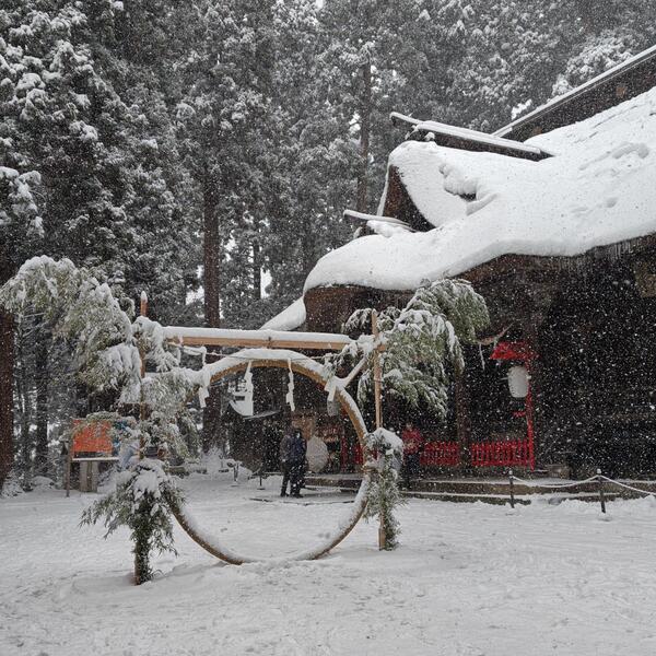 かなり強めの風と雪。<br />雪は大きい粒だったり小雪だったりまちまちですが<br />かなり寒いです。