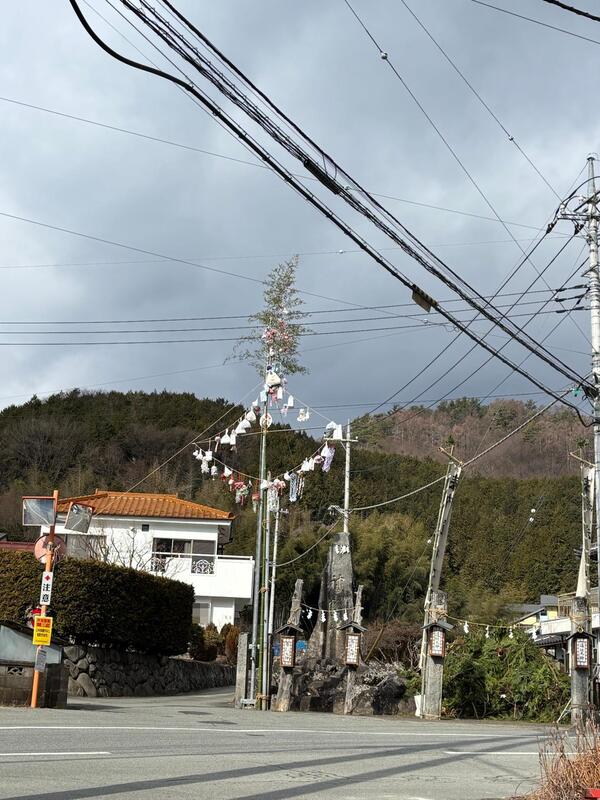 北東に灰色雲流れる 南側は青空広がる北側は雲の状態 陽射し雲の出入りで強弱あり 弱い風@牧丘 写真は室伏道祖神飾り