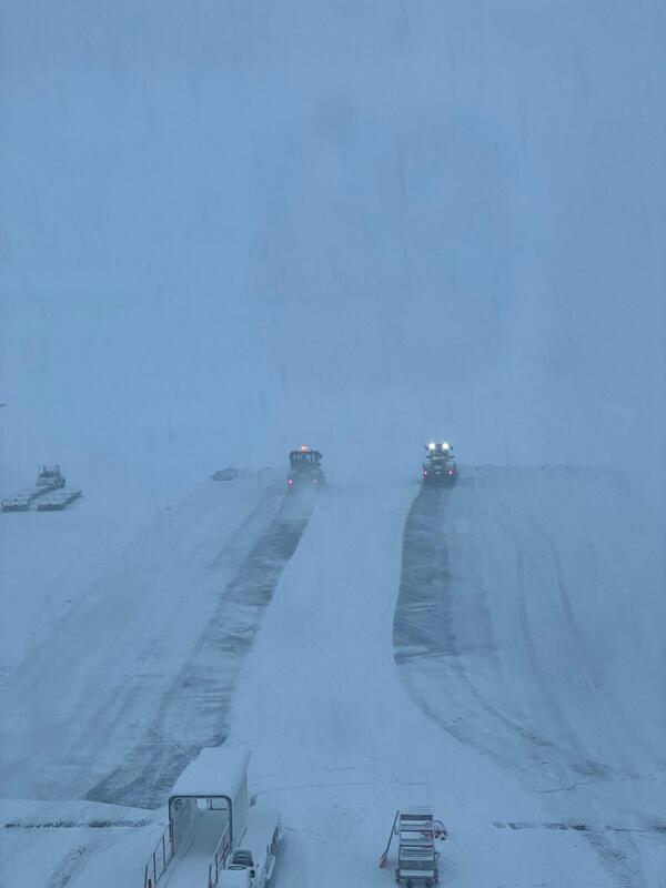 滑走路が見えないほどのホワイトアウト