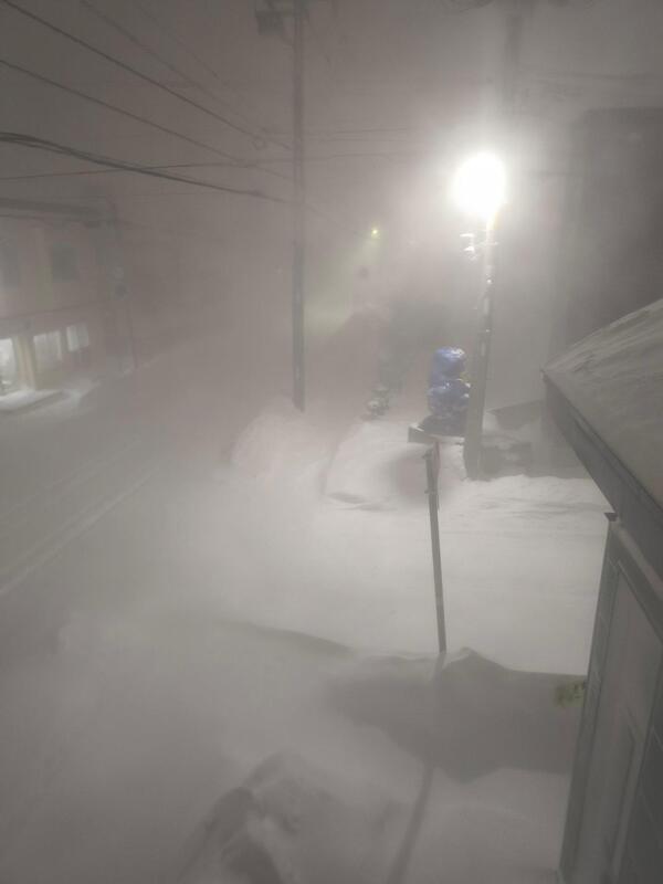 猛吹雪で前が見えない！