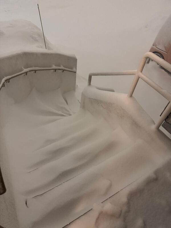 札幌でこんなひどい暴風雪は見たことないくらいひどい<br />ホワイトアウト<br />階段の段が一瞬でなくなった