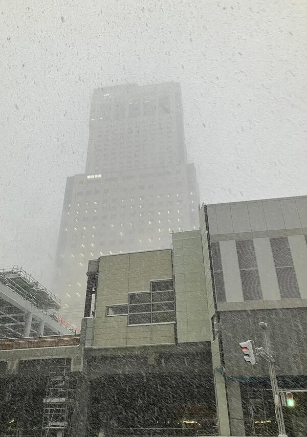 札幌駅北口<br />JRタワーも霞んでいます、横殴りのみぞれで吹雪いています早く帰りたい。