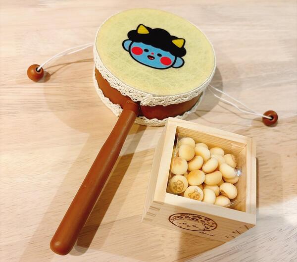 外に豆まきしました😊\n枡の中に入ってるのはたまごボーロです💭<br />でんでん太鼓はダイソーにて購入🤭