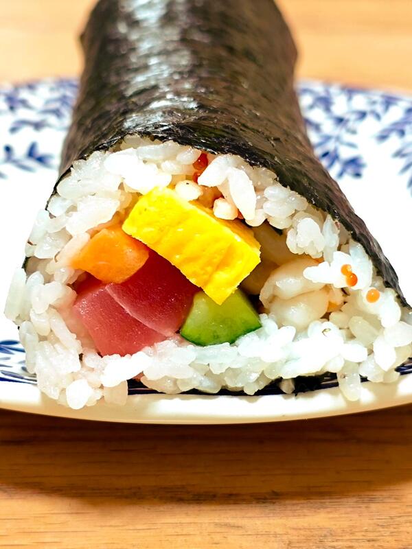 恵方巻<br />長すぎてお皿からはみ出しそうな海鮮太巻<br />今年の恵方は南南東（のやや南）か