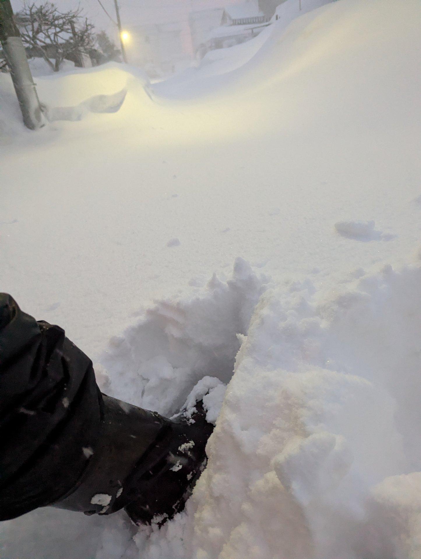 生活道路が積雪で車出せず出勤できません。困った事に。。。