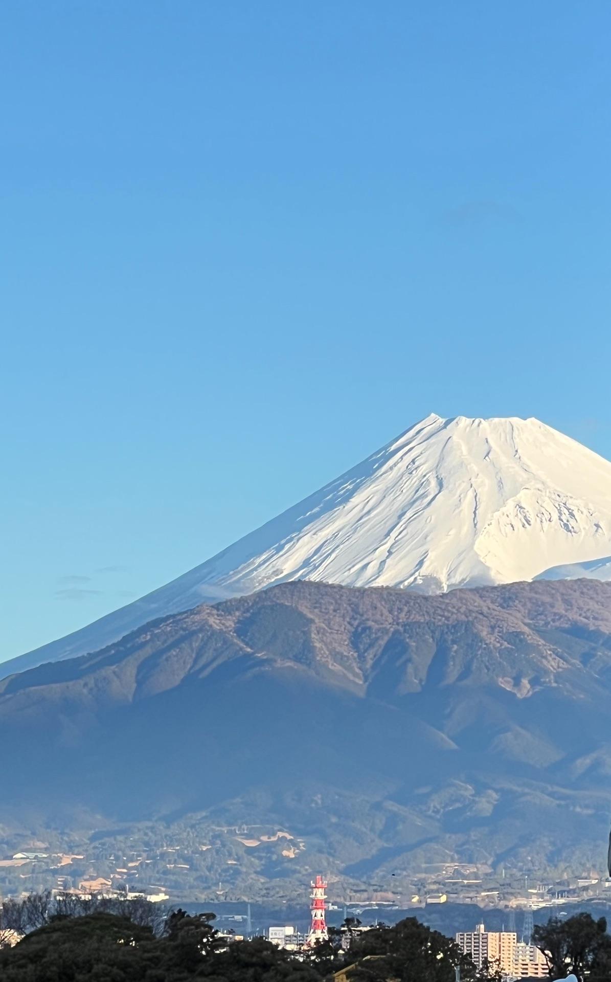 雨上がりの澄んだ空気が気持ち良い朝。再び真っ白になった富士山。少し風はあるけど思いの外寒くない。