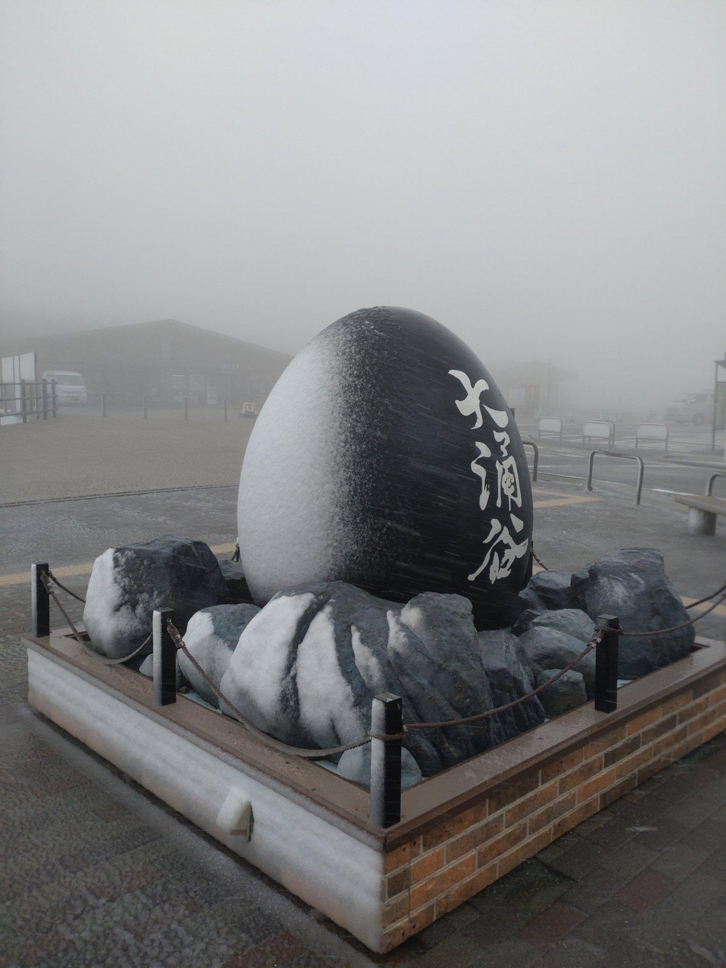 大涌谷は雪。風が強く、肌に当たると痛い