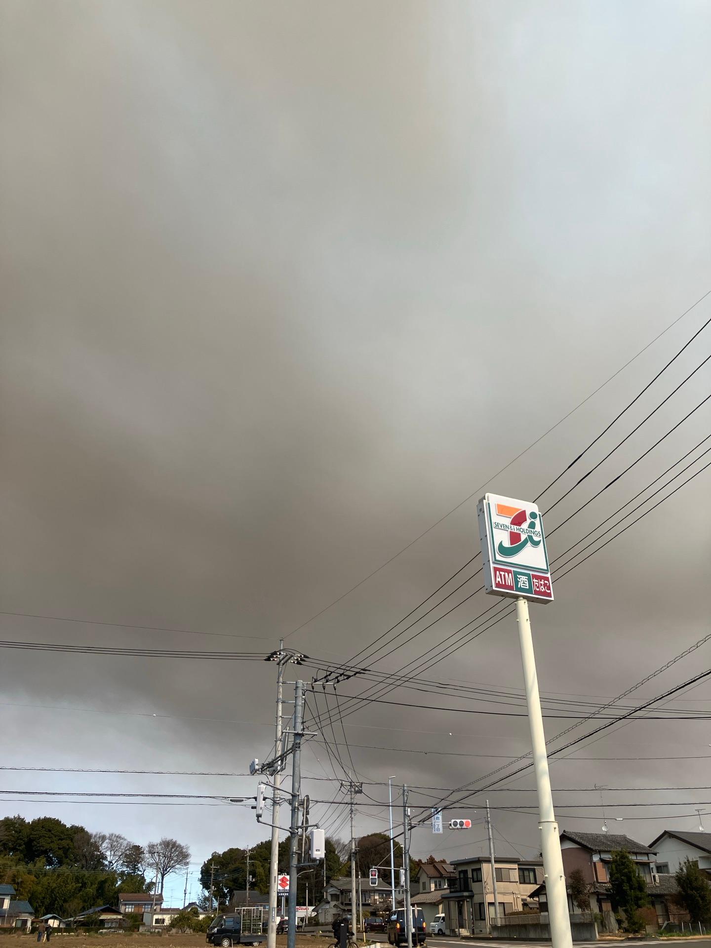 渡良瀬遊水地のよし焼きの雲がこっちまで流れてきてる