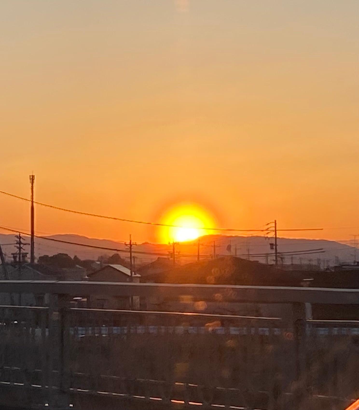花粉まみれの夕日は太陽が大きく見えた