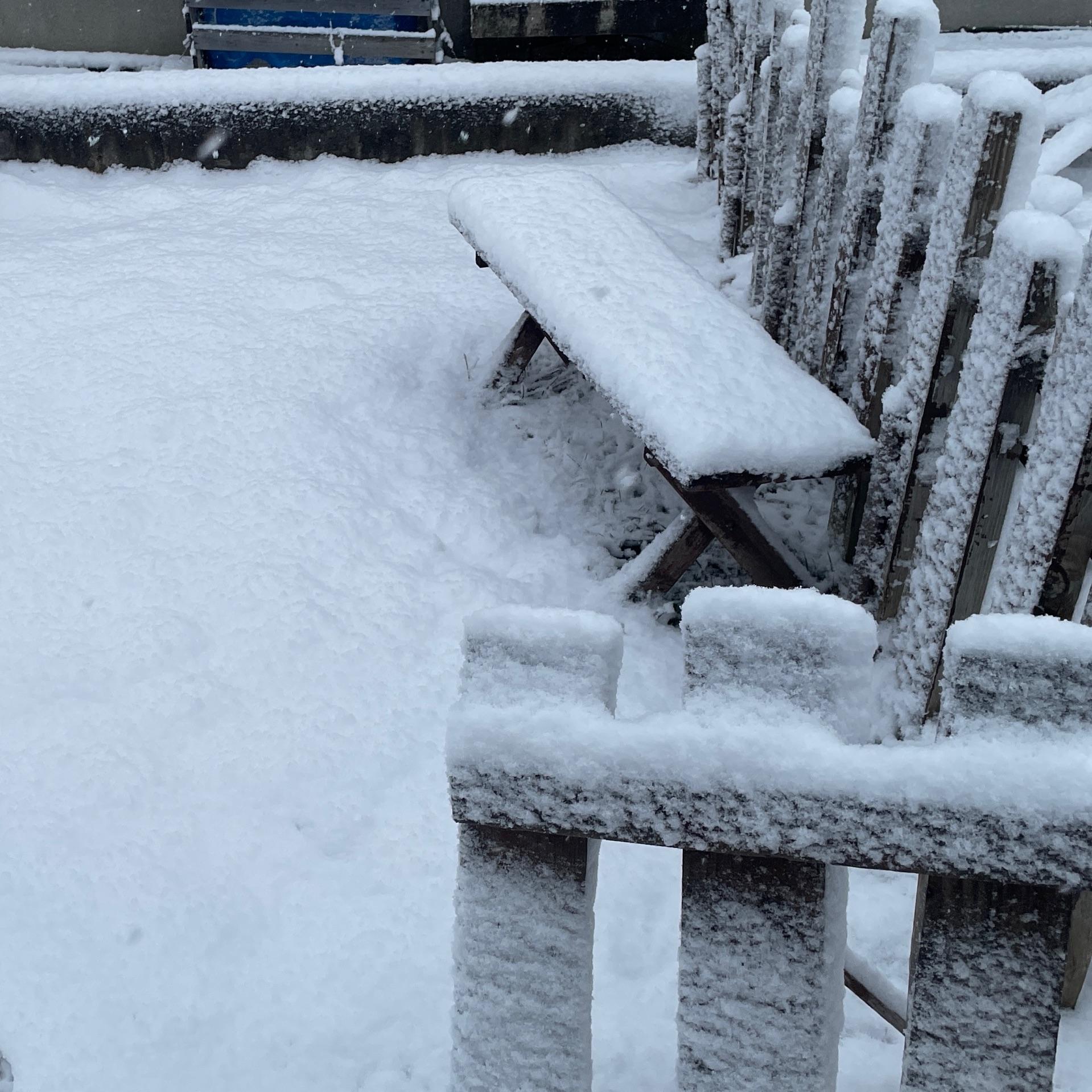 風は弱くなりましたが吹きつけた跡が残っています　春のベタベタ雪