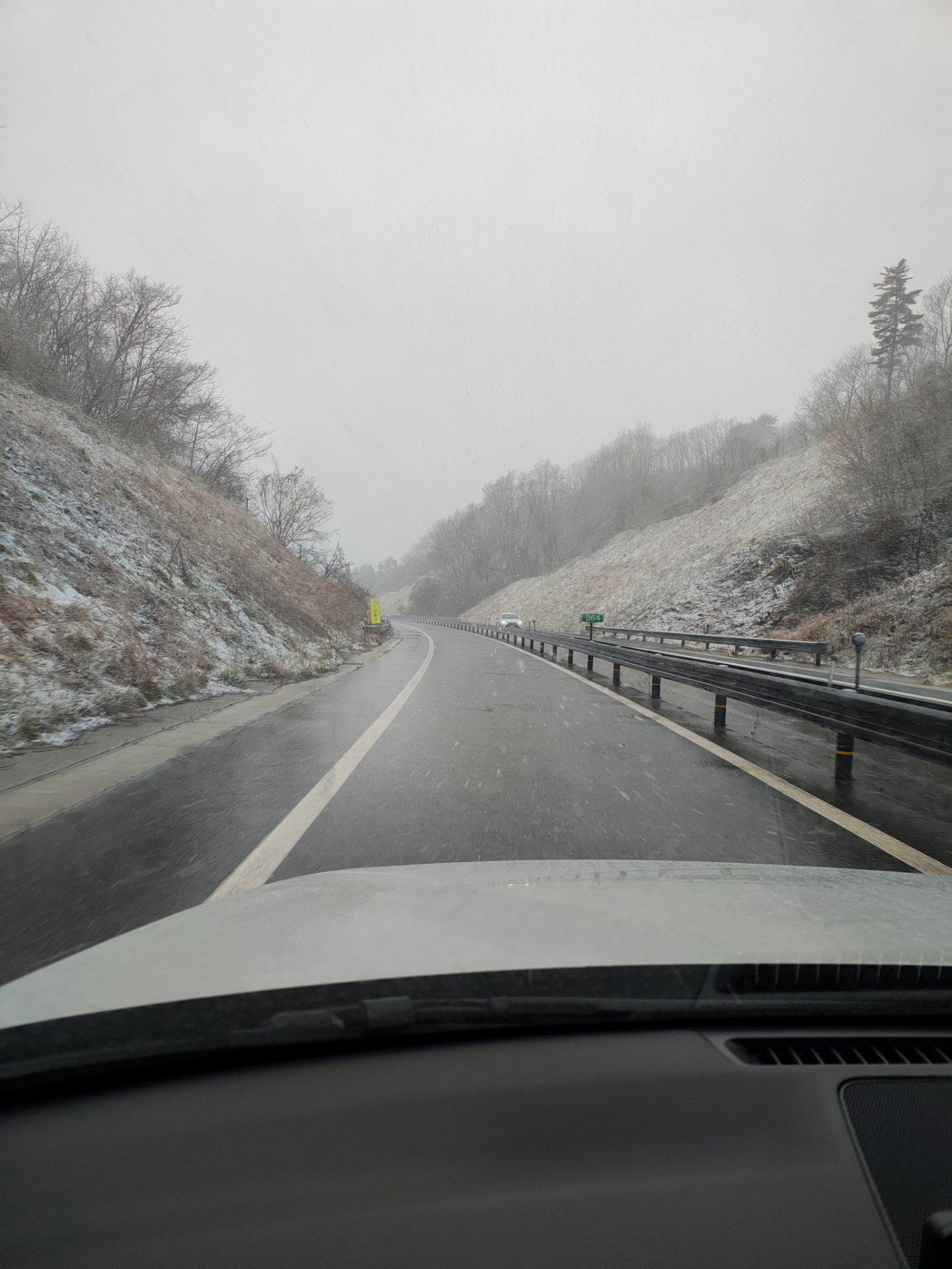 濃霧と、雪です。