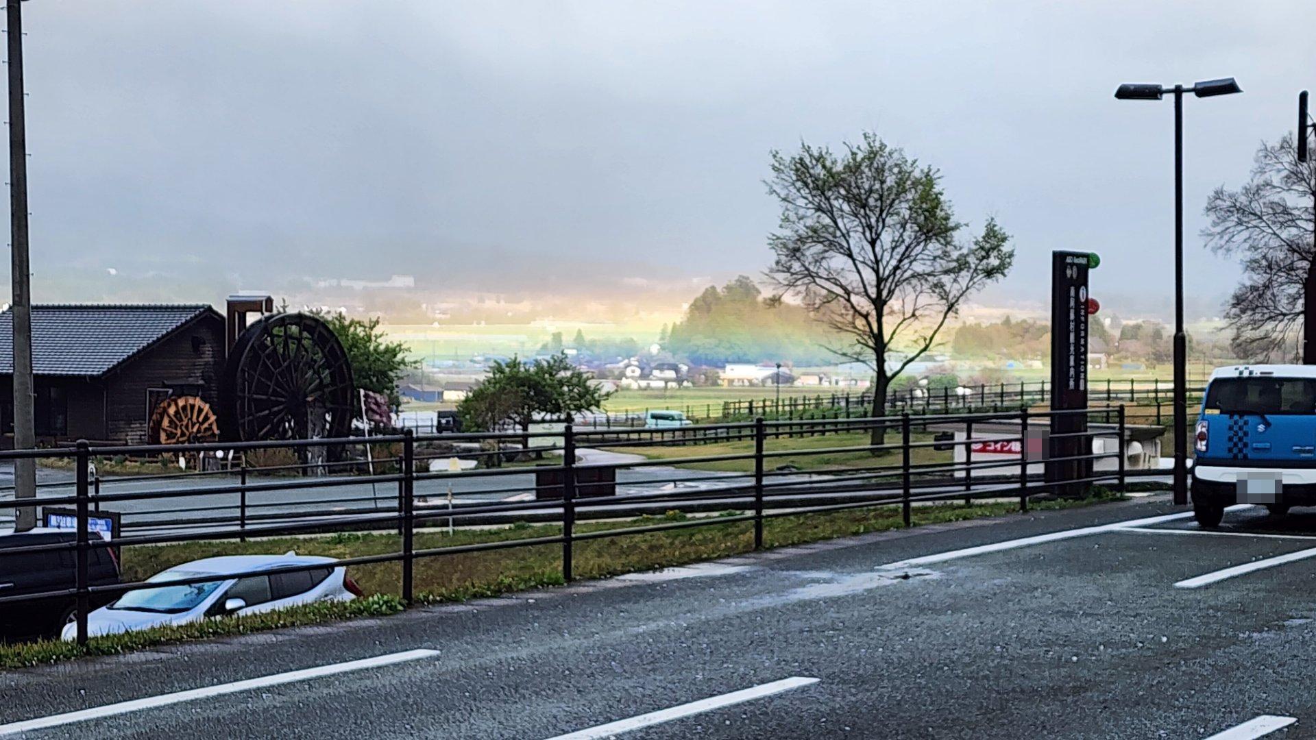 強い風と細かい雨が降ってます。一瞬、地上に虹がでていました！