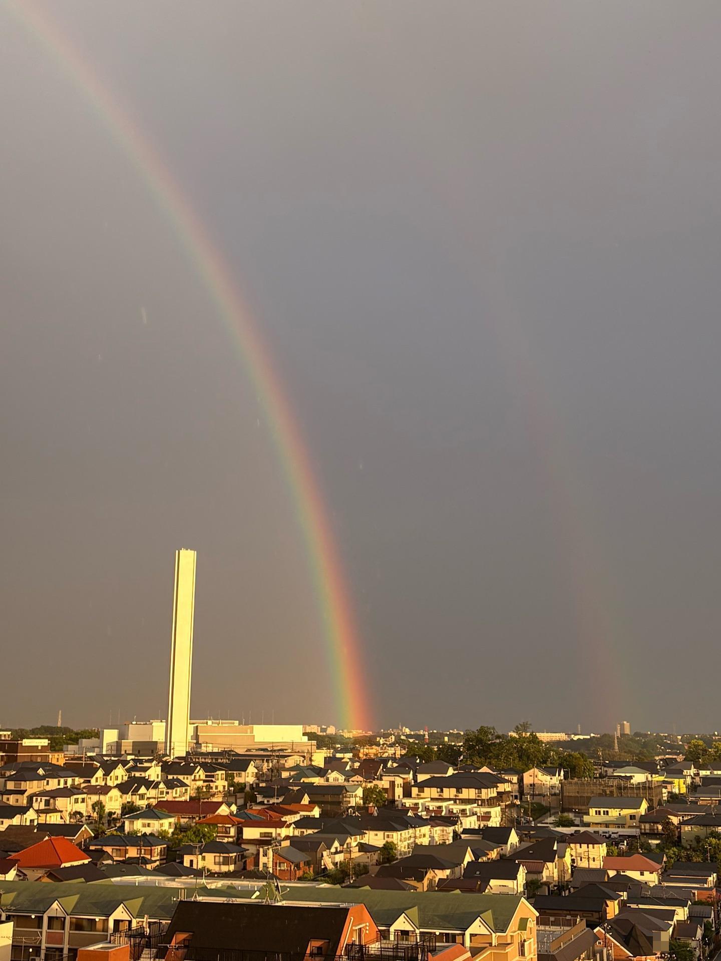 虹が2本も🌈🌈　西から黄昏の太陽が差し込みお天気雨🌦
