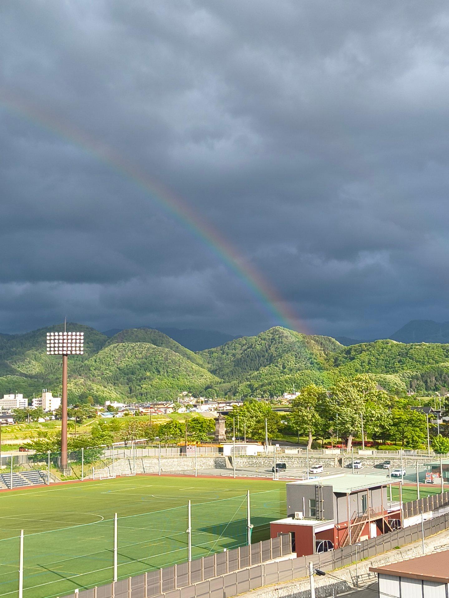 昨日　山形は　虹が　出て　綺麗でしたよ。