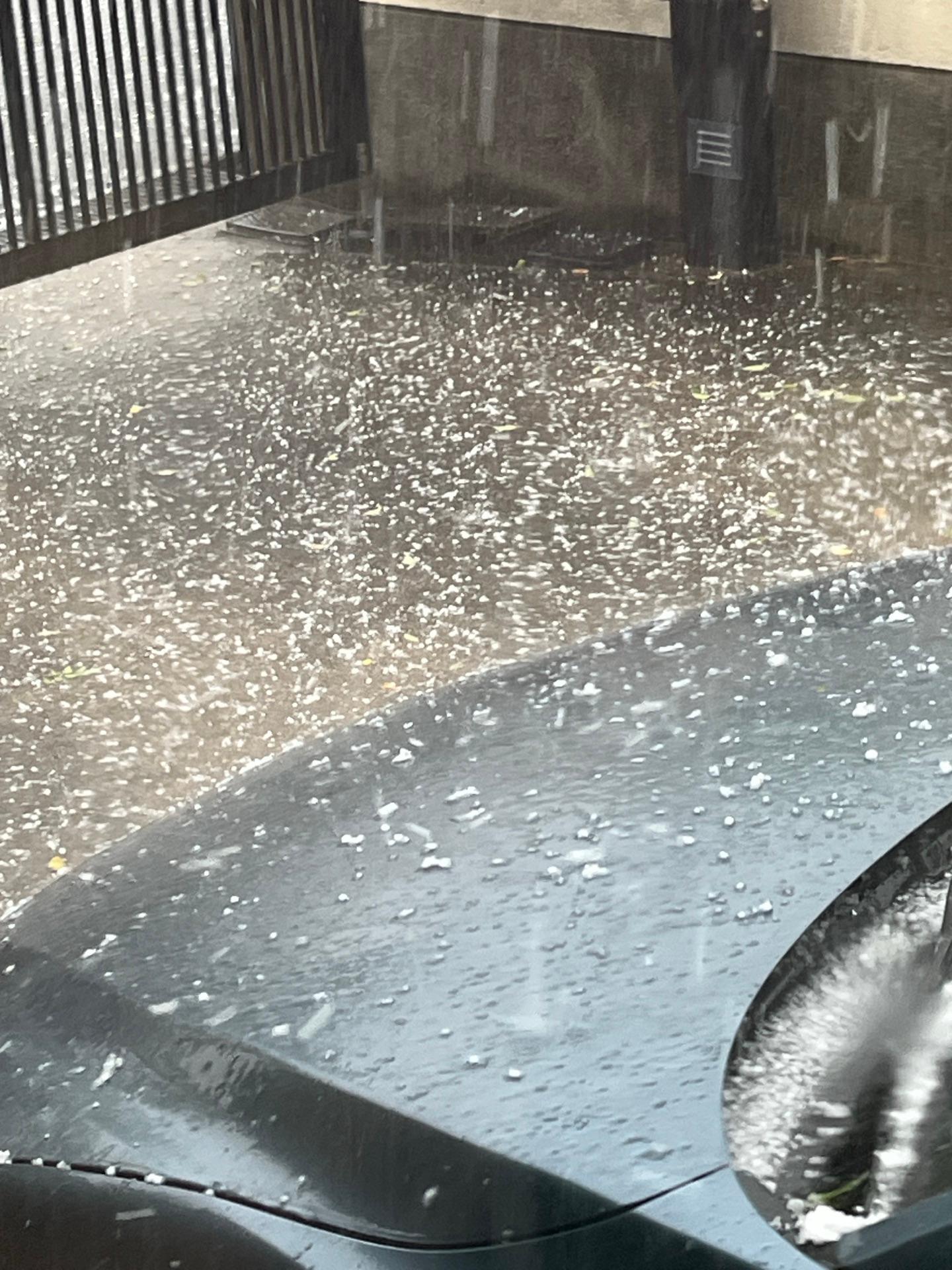 雹が降ってます。