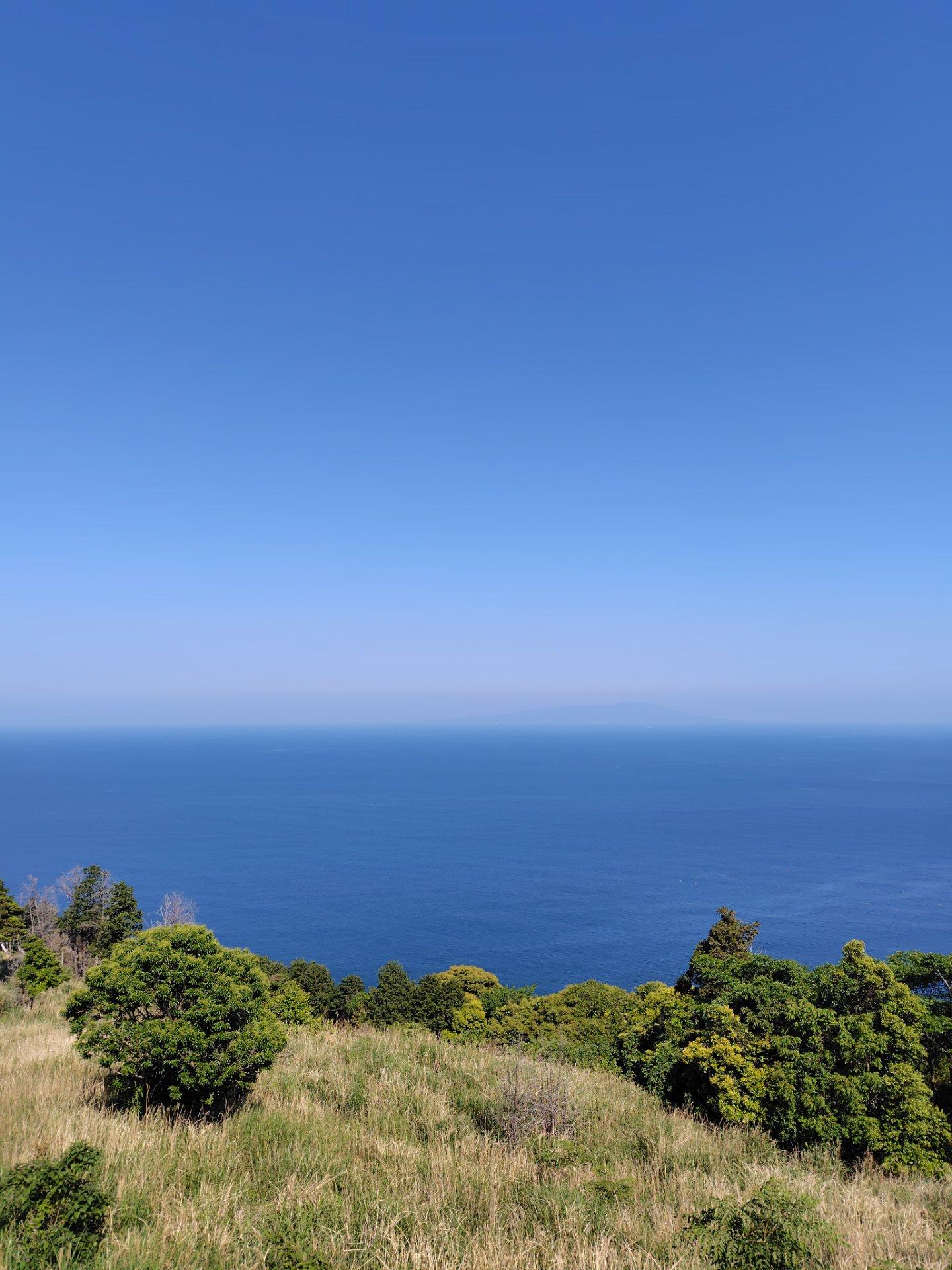 ぴーかん。でも大島は霞んで見え難し。湿度は程よいのに・・・