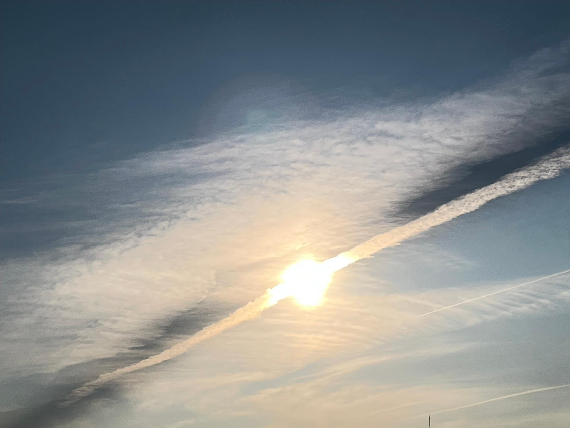 西の空、太陽☀︎と飛行機雲の共演
