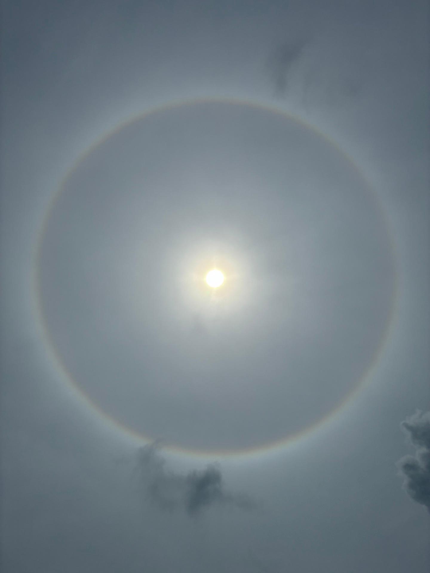 雲は多めですが今は日差しがあります...薄曇りの時は、ハロ！