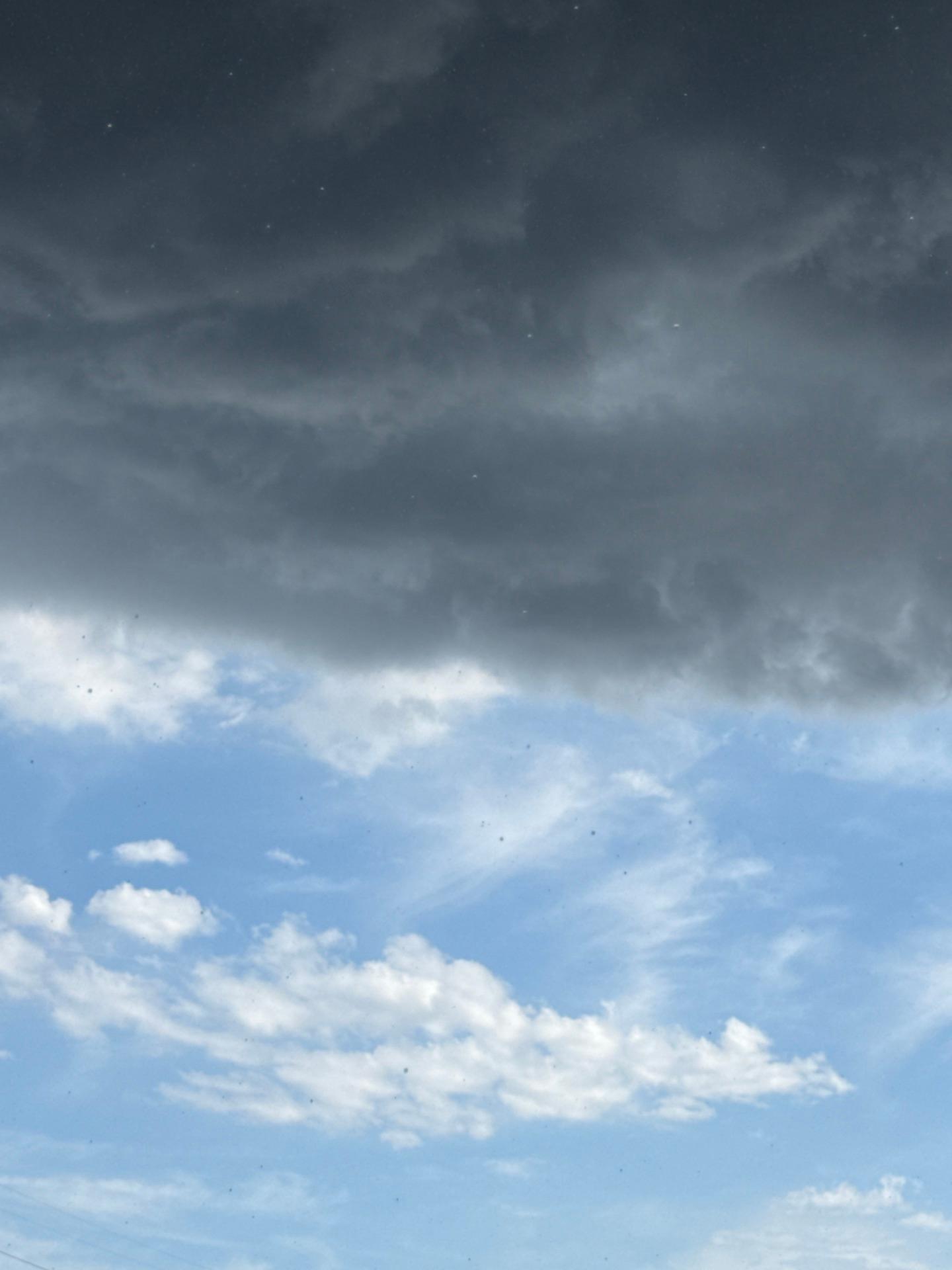 雨雲と共に雨が降り始めて、結構大粒です。