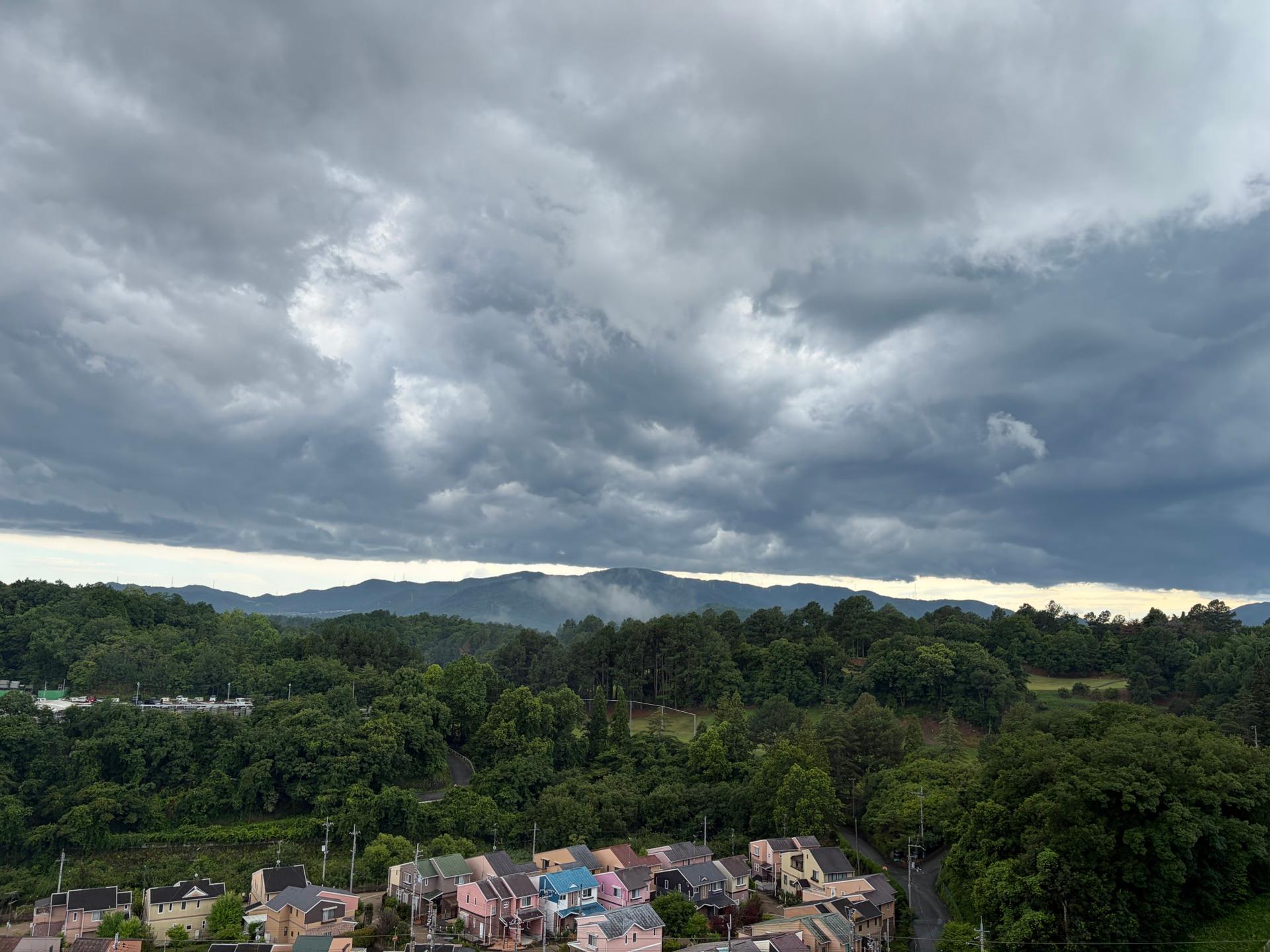 大雨の後の、南方向の空。黒く重そうな雲が、南東の方に向かって行ってるようです。