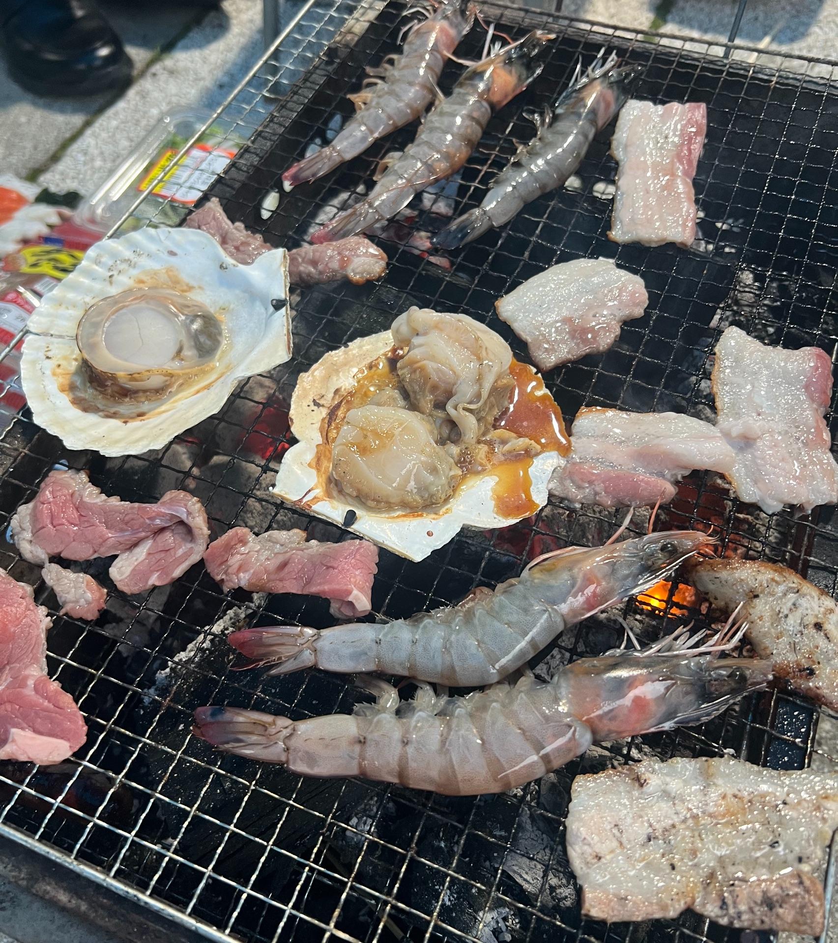 庭でバーベキュー！炭火で香ばしく焼いたホタテや大きなエビがぷりっぷりで大満足✨