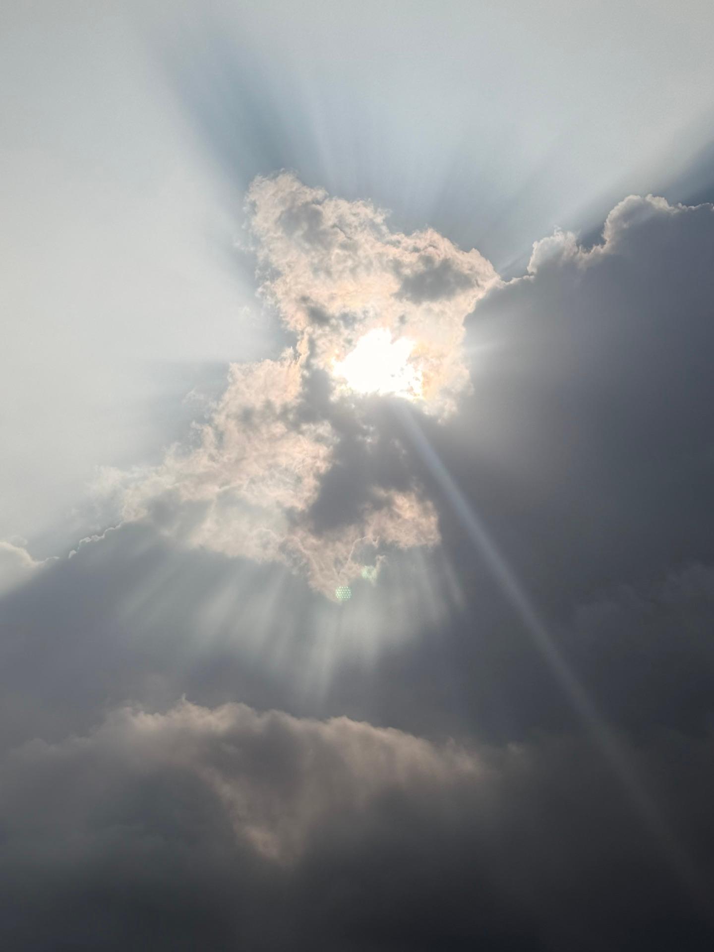 ＜いまの天気＞くもり「曇り。天使のカーテンなんか良いことありそう。」