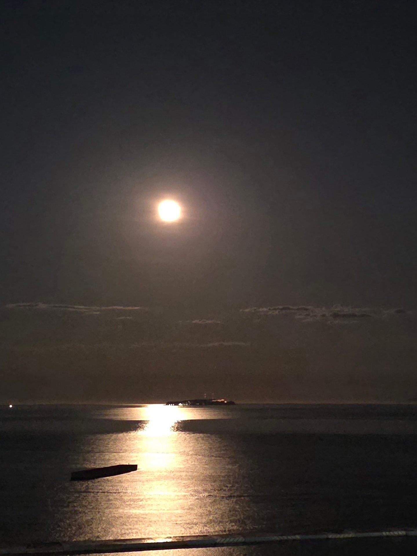 ＜いまの天気＞晴れ「初島側から熱海に向けて、満月のムーンロードが綺麗です。」