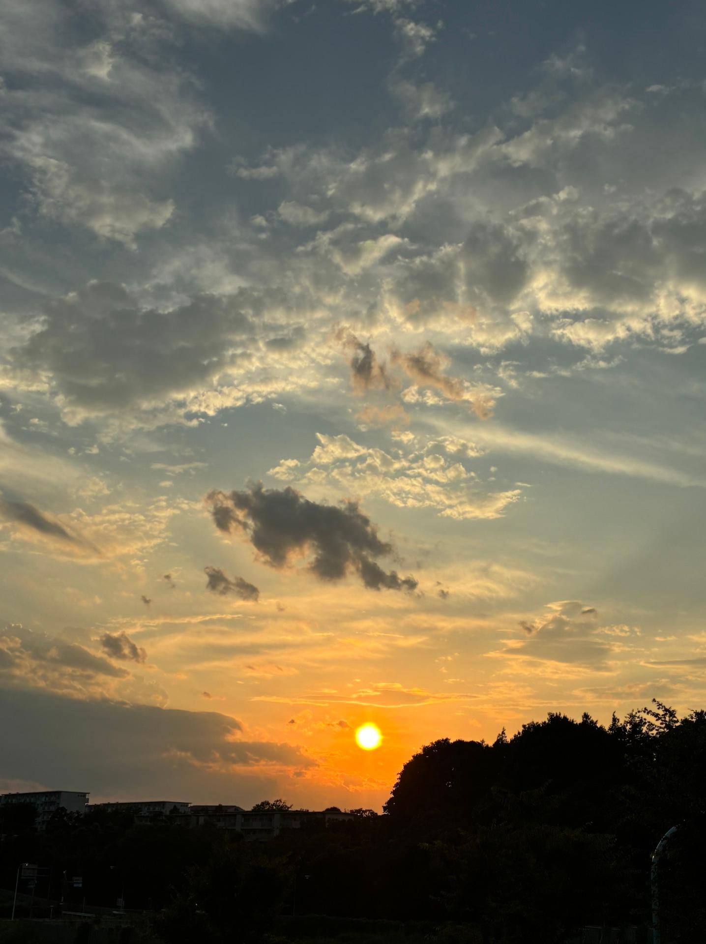 ＜いまの天気＞晴れ「夕日少しずつ日没が早くなっていますね　今日も暑い一日でした　今夜も熱帯夜...皆さん体調良くお過ごし下さい」