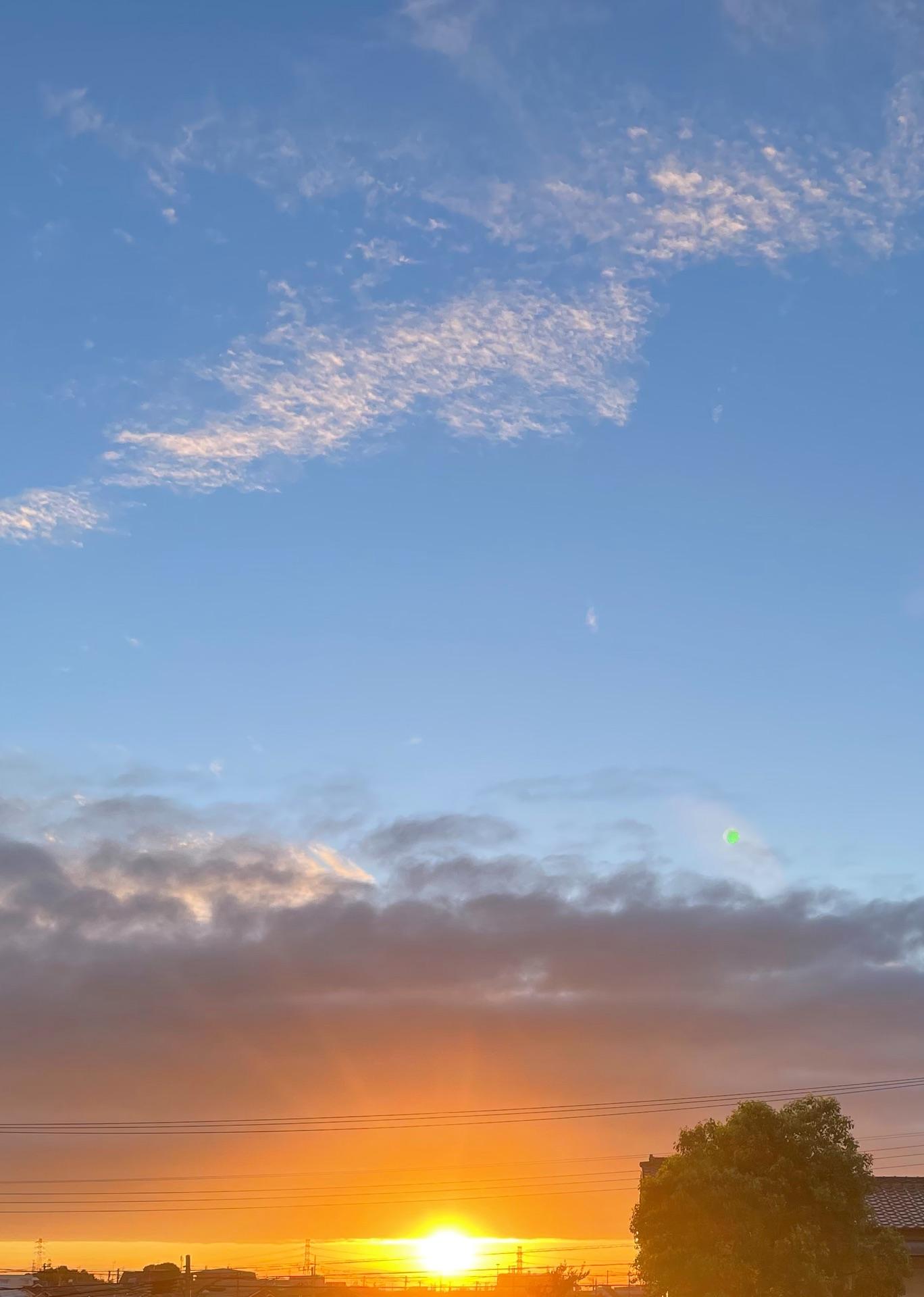 ＜いまの天気＞晴れ「今日は夕日が見えました🌅青空とオレンジ色の夕日が綺麗✨」