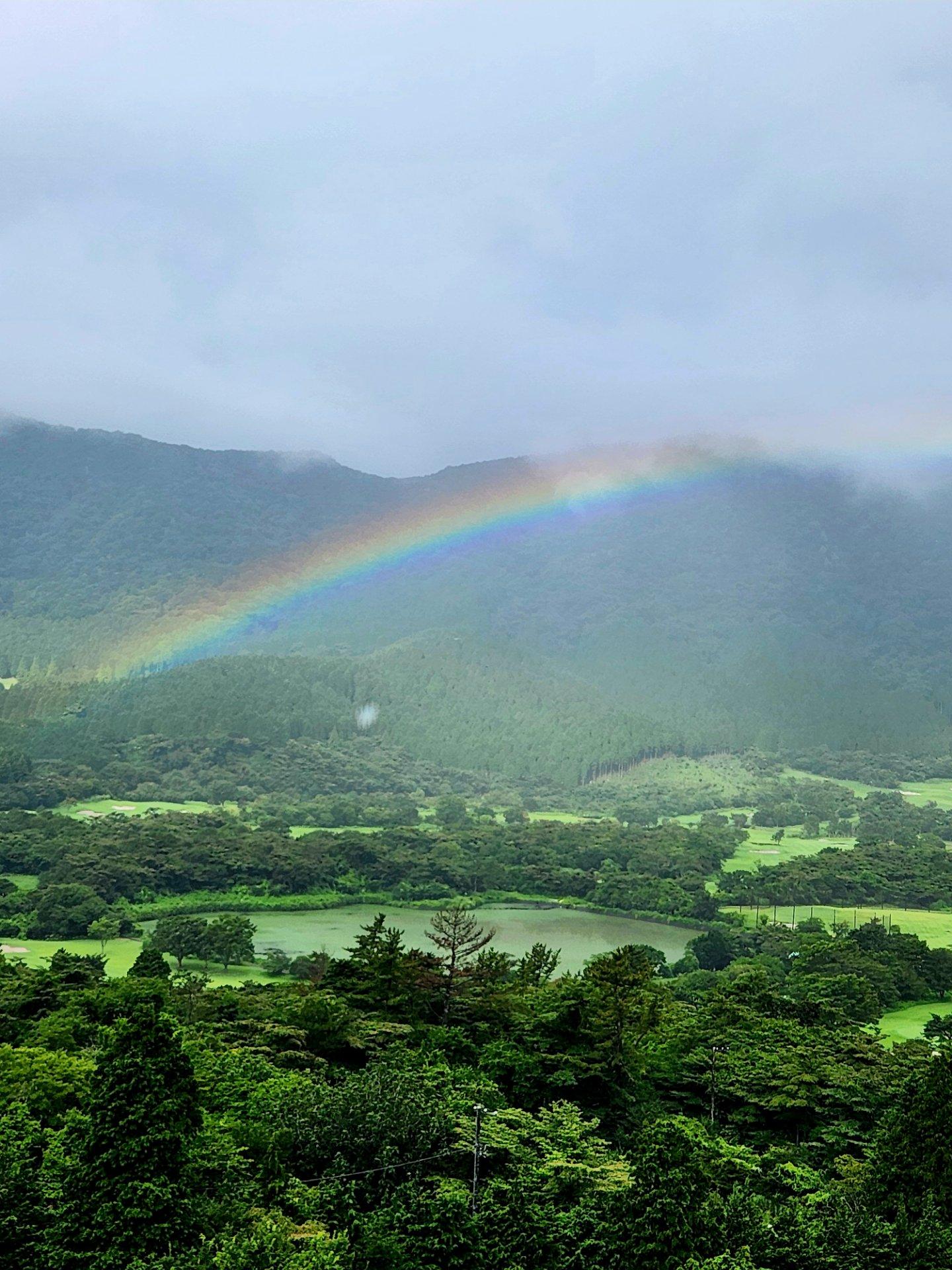＜いまの天気＞雨「21℃ 通り雨が降ってイタリ池の上に虹がかかりました。🌈」