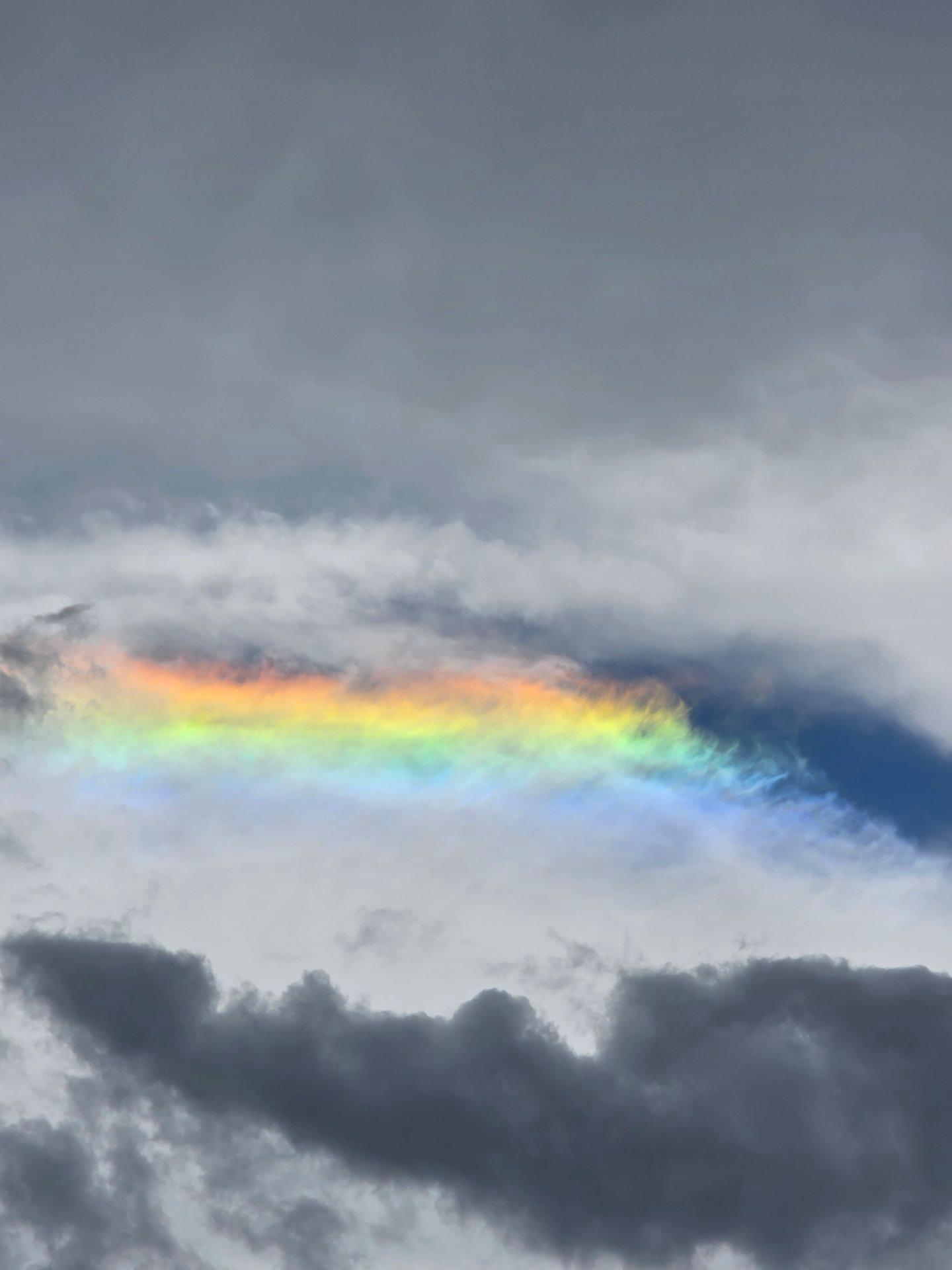 ＜いまの天気＞くもり「雲のすき間にふっとい虹」