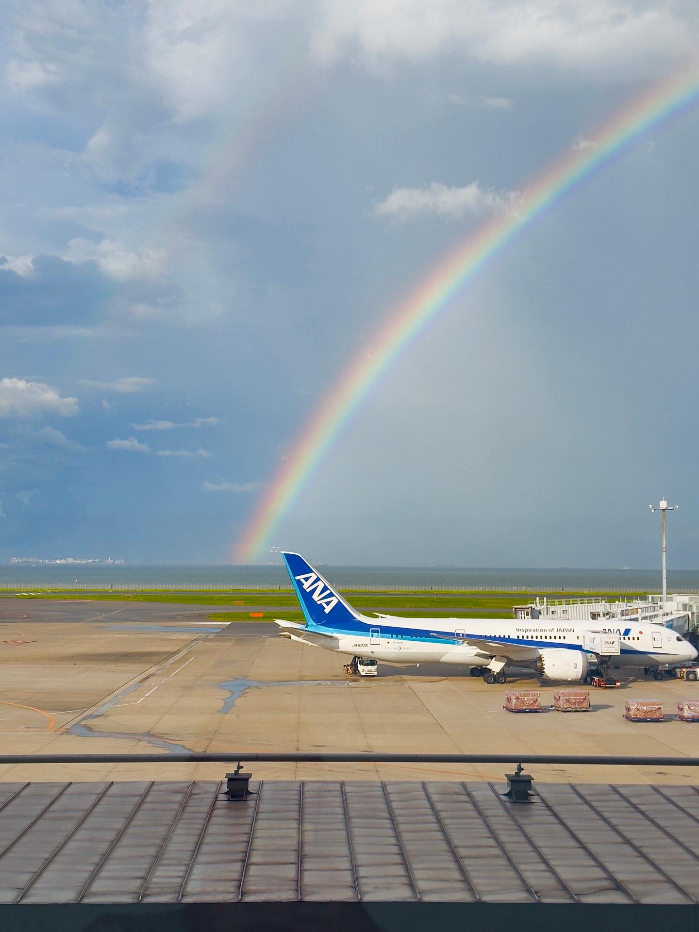 ＜いまの天気＞くもり「空港から見える虹🌈」