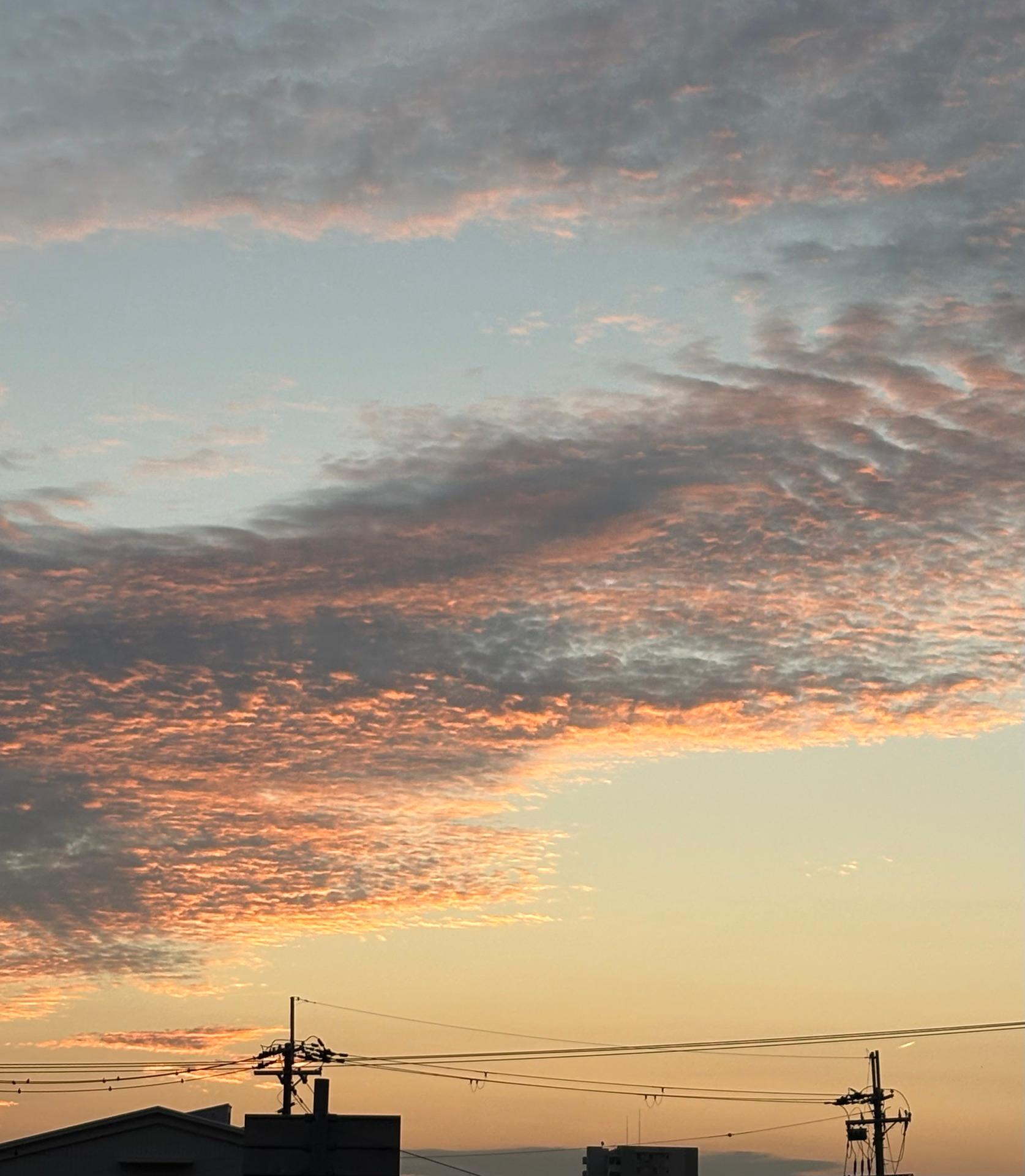 ＜いまの天気＞晴れ「少し秋の空を感じさせる雲です」