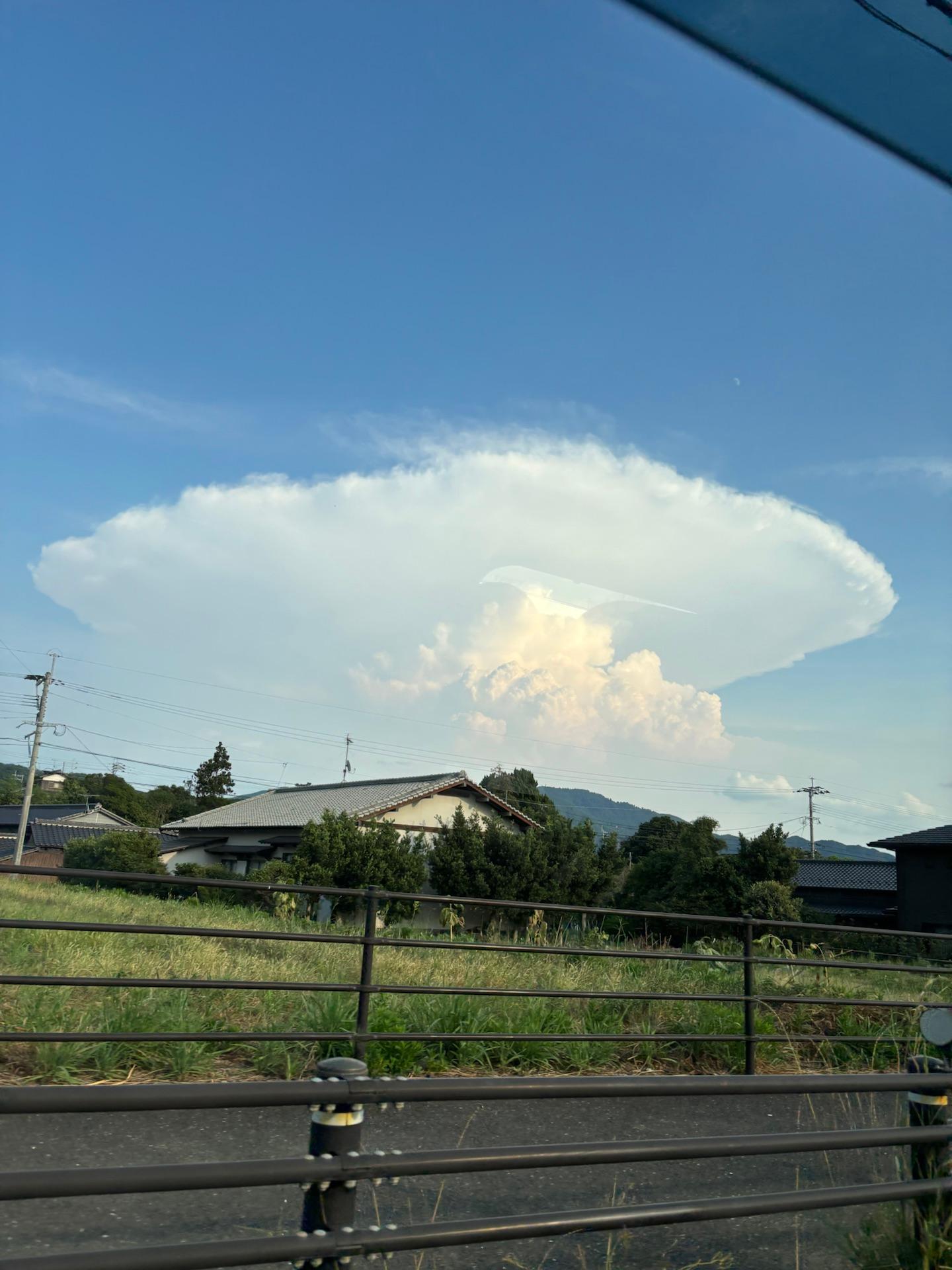 ＜いまの天気＞晴れ「雲なんかすごい」