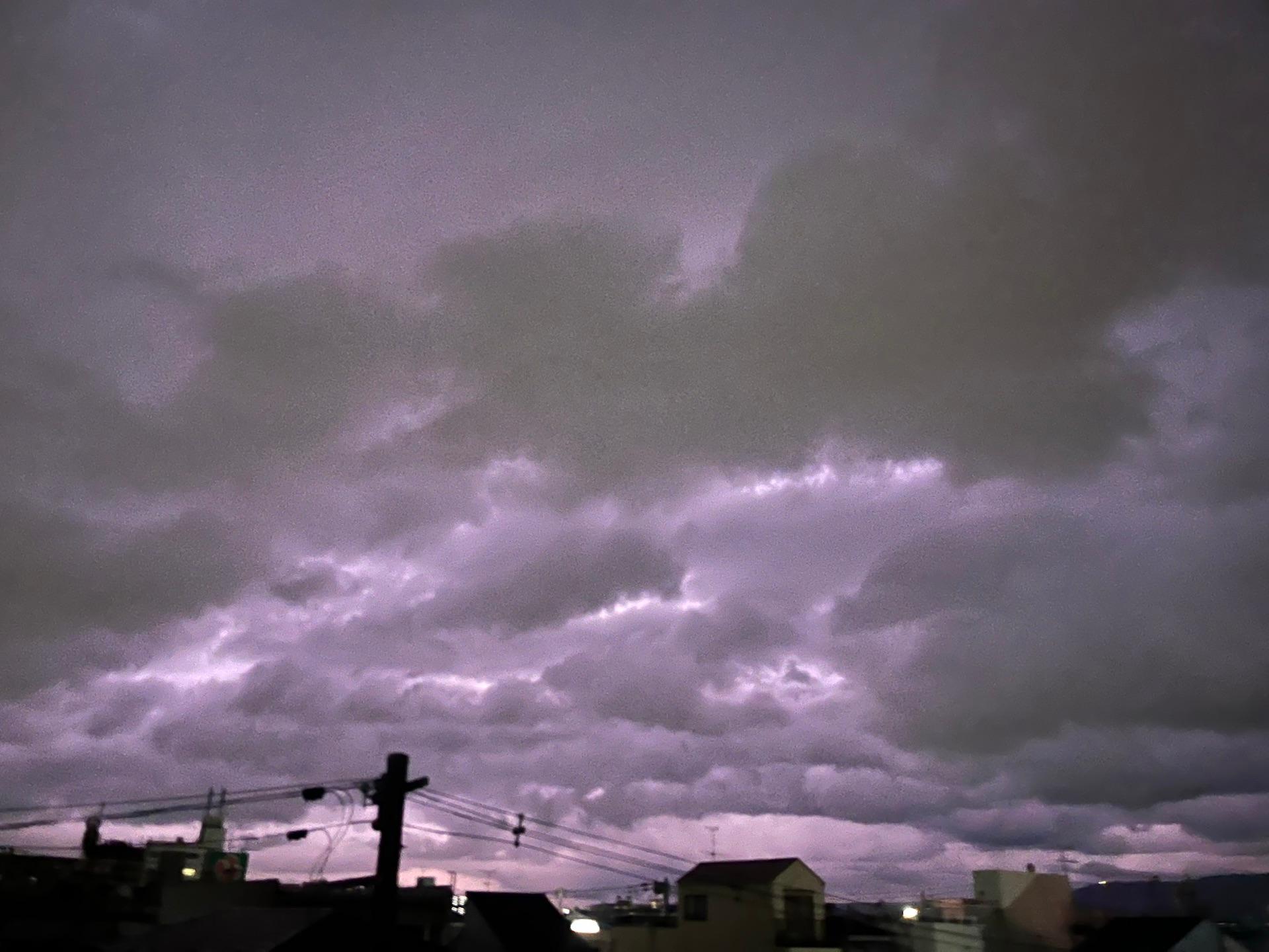 ＜いまの天気＞くもり「ずっと光ってる。こんなん初めて見る。」