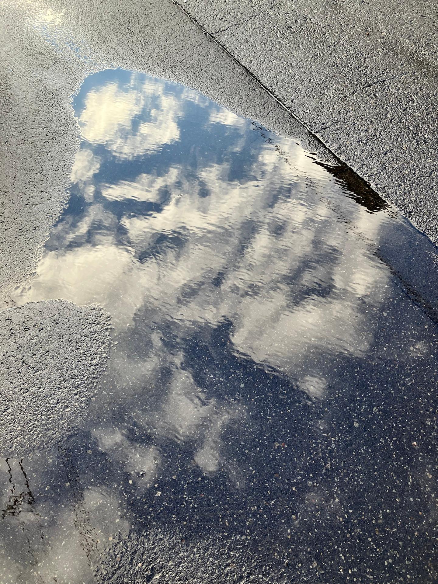 ＜いまの天気＞くもり「水溜りに映る空 雨は上がり風が強く半袖だと寒いです」
