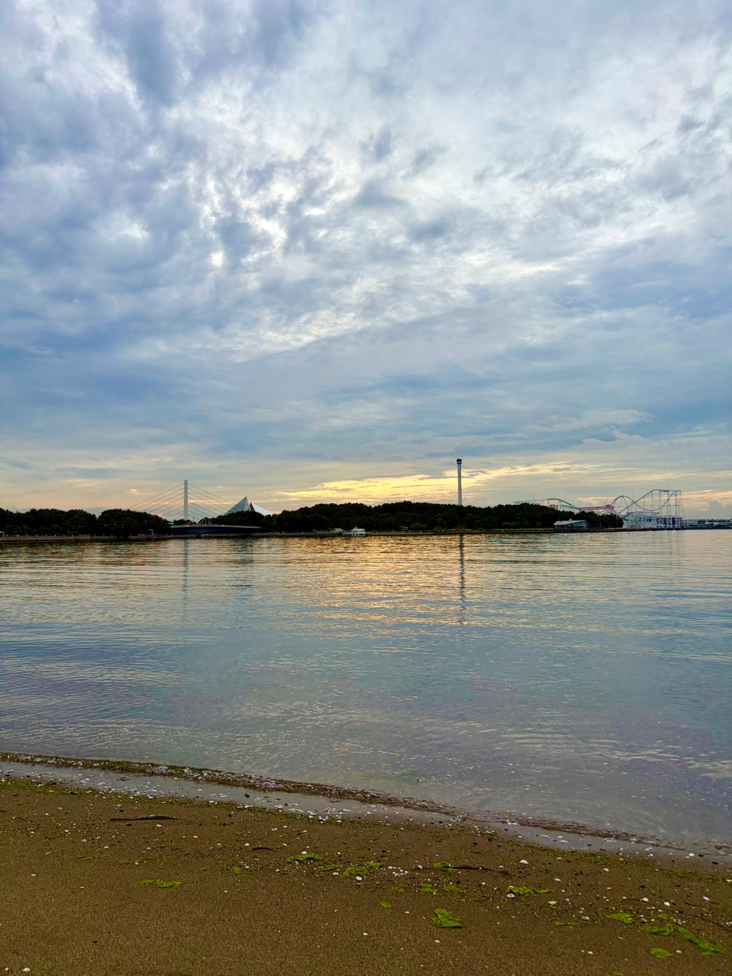 ＜いまの天気＞くもり「たまに雨がポツポツ飛んでくる曇り☁️湿度はあるけどまだ過ごしやすい海の公園」