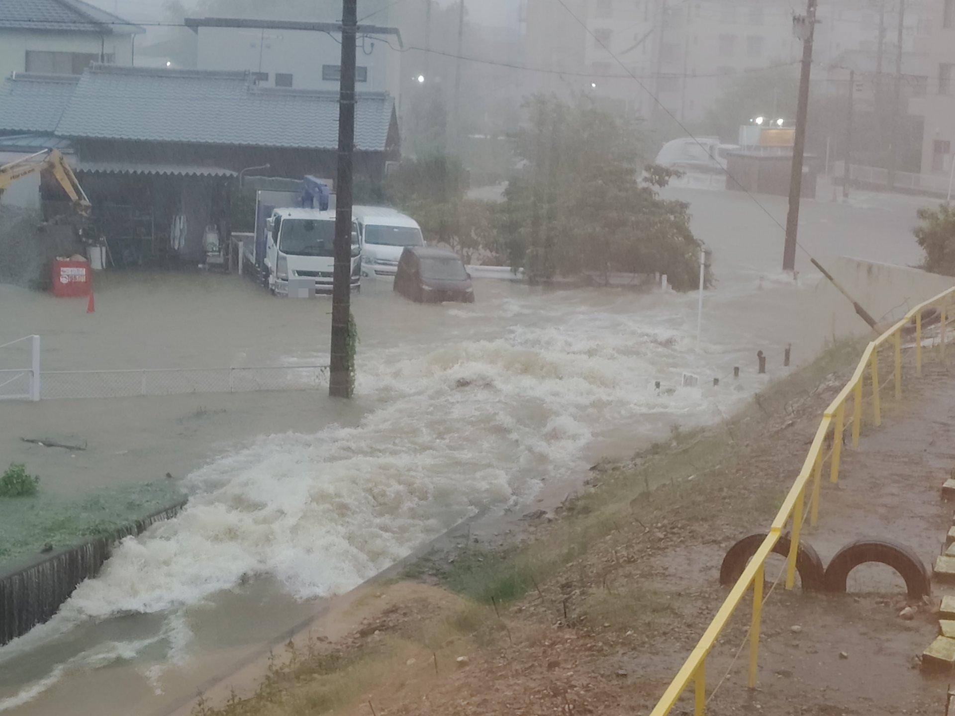 ＜いまの天気＞雨「用水が氾濫してます」